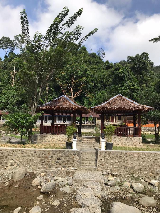 Thomas' Retreat Bukit Lawang Hotel Ngoại thất bức ảnh